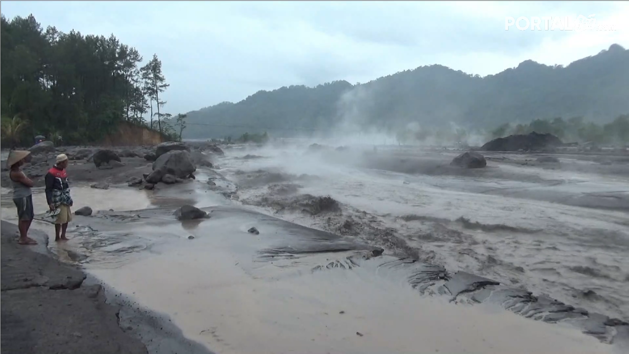 Puluhan Warga Terjebak Banjir Lahar