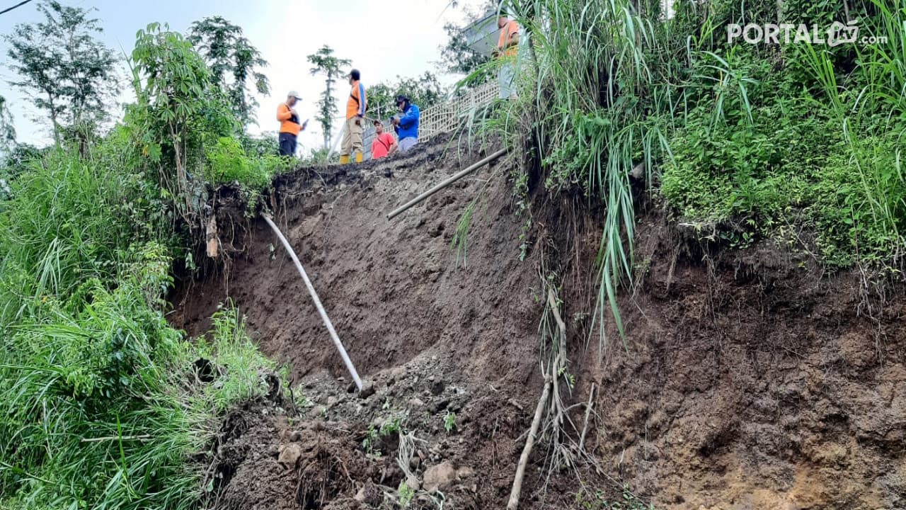 Tekstur Tanah Gembur, Tebing Jalan Desa Kayumas Longgsor
