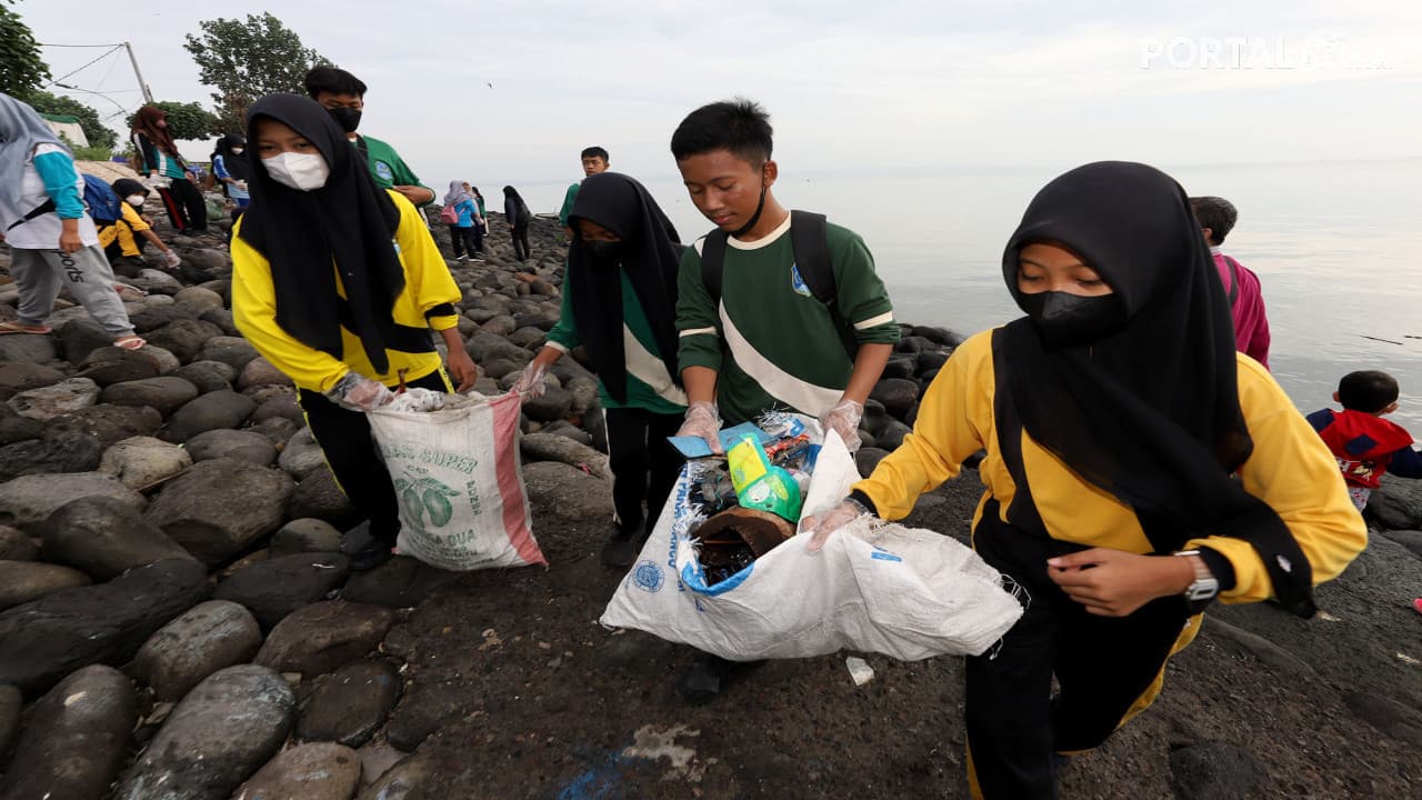 Ratusan Siswa Di Surabaya  Bersih-bersih Pantai Nambangan