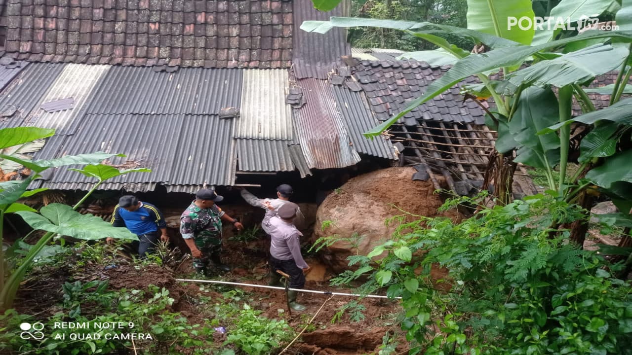 Dua Rumah Diterjang Bencana, Dinding Rumah Jebol dan Batu Besar Longsor