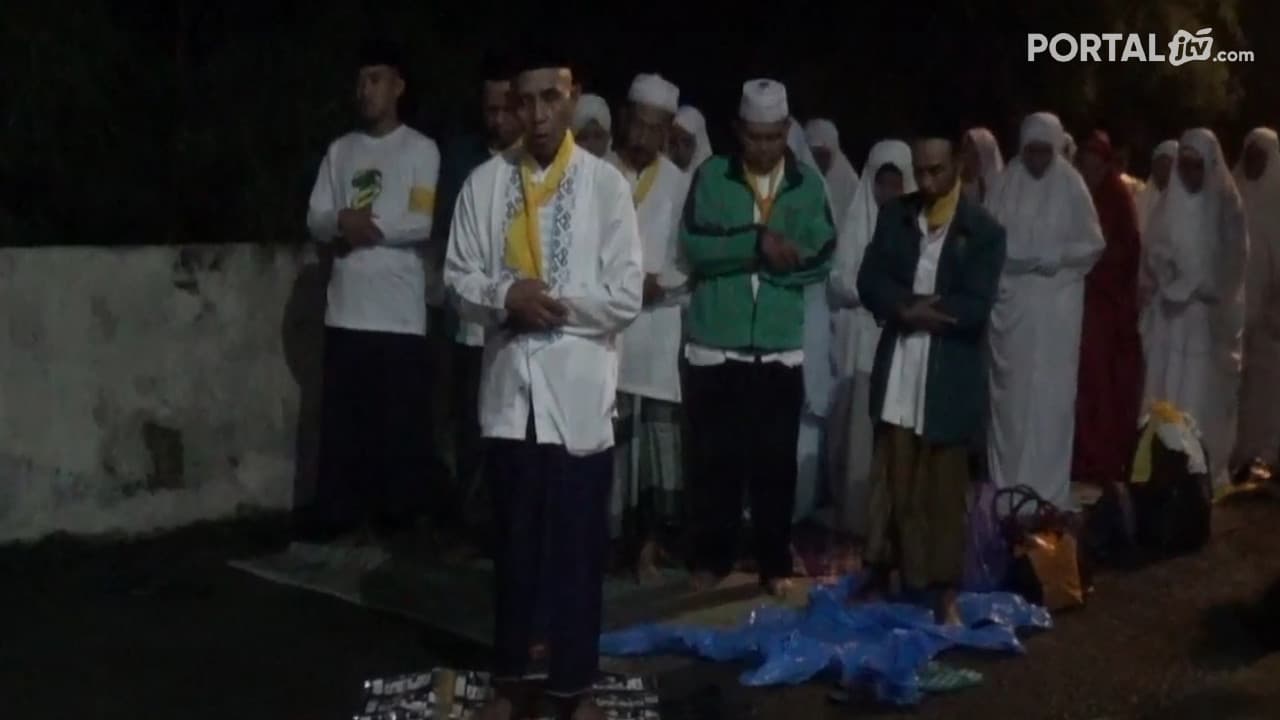 Ribuan Jamaah Nahdliyin Sholat Shubuh di Ruas Jalan Tol