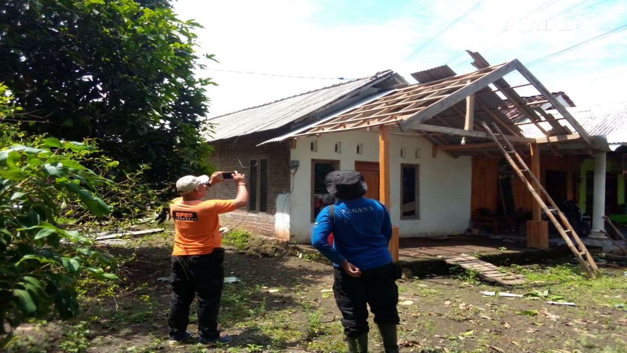 Angin Kencang Disertai Hujan Deras Terjang Puluhan Rumah Warga Dikecamatan Bungatan