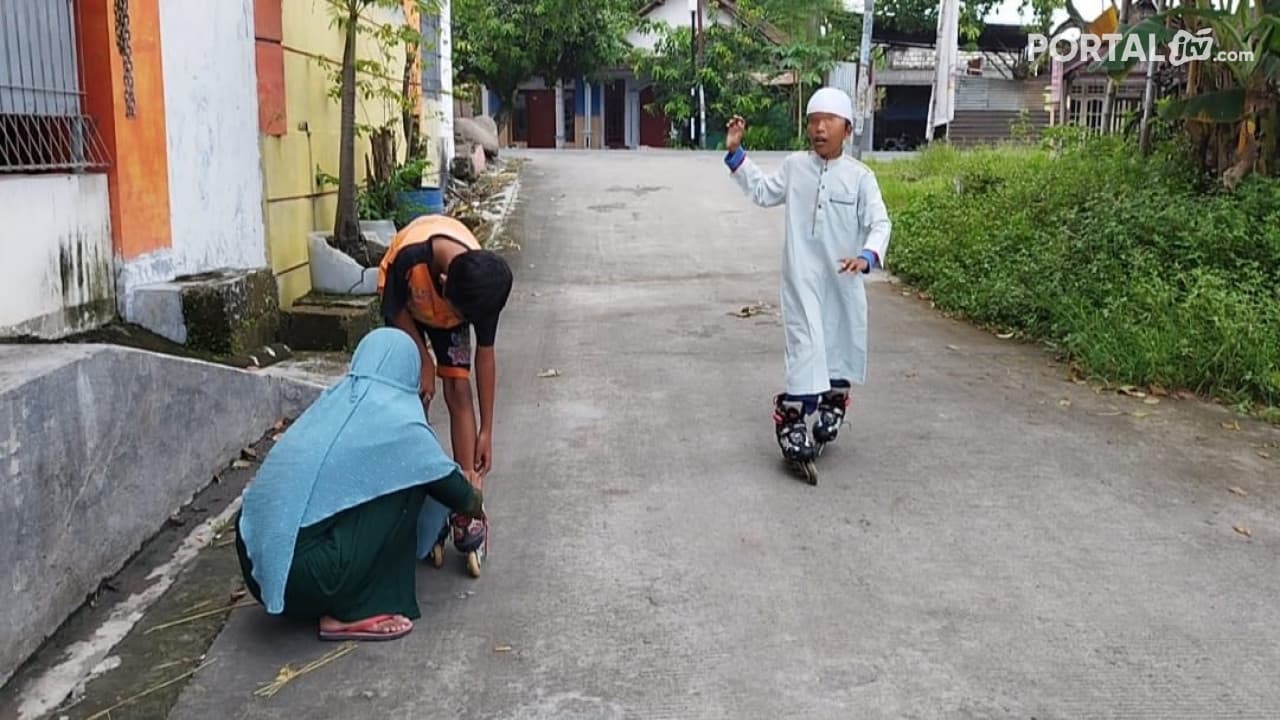 Azzam, Pelantun Sholawat Asyghil Satu Abadi NU Jago Bermain Sepatu Roda