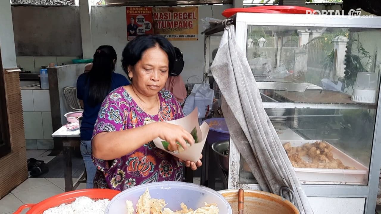 Nasil Pecel Rp 3000,- Perbungkus Diminati Pembeli Disaat Harga Kebutuhan Pokok Naik