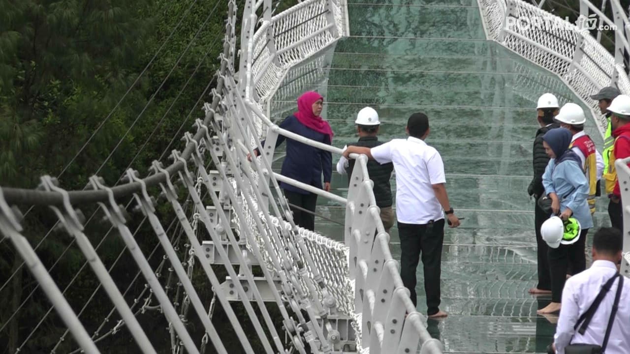 Khofifah Kagumi Kemegahan Jembatan Kaca Bromo