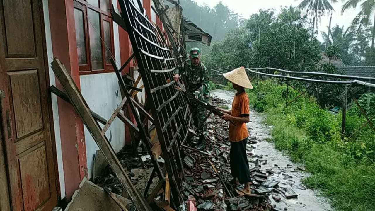  Atap 3 Ruang Kelas SDN 02 Alas Tengah Ambruk