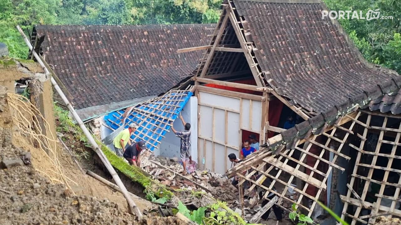 Bangunan Rumah Rusak Parah Diterjang Longsor 