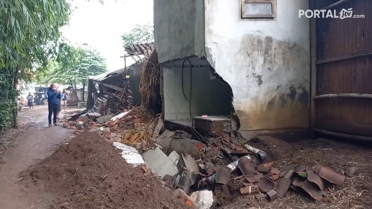 Diguyur Hujan Deras Dapur Rumah Warga Ambruk