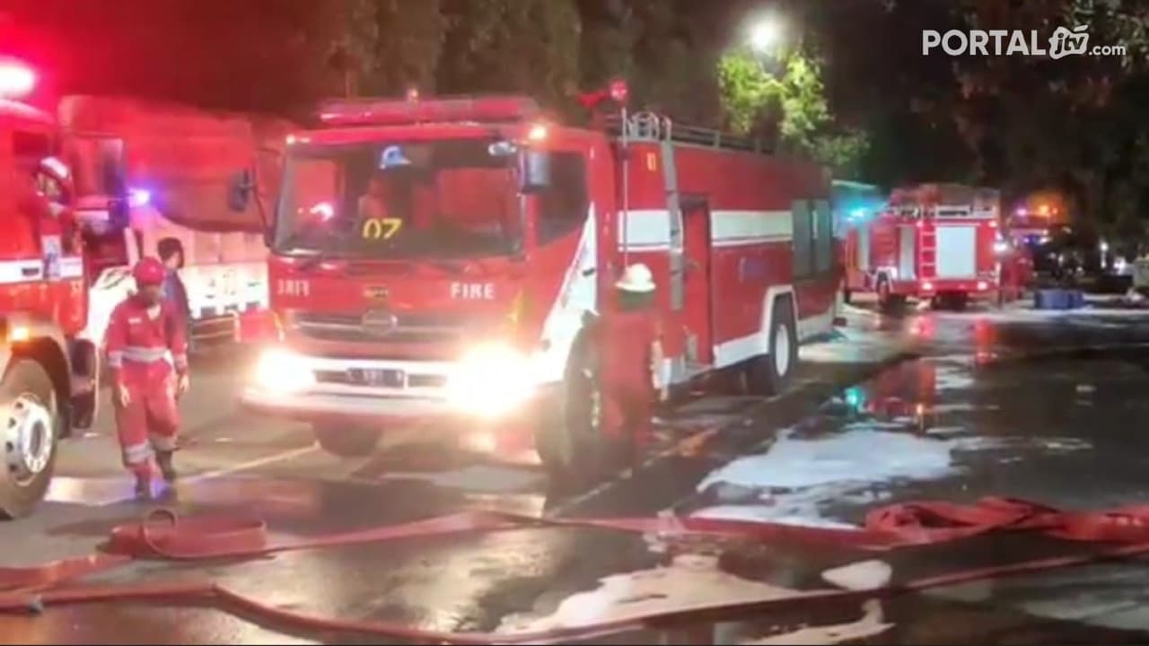 Pipa Milik Pertamina Di Surabaya Terbakar 