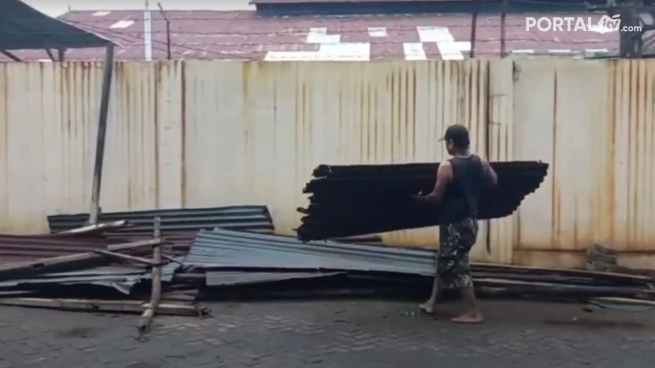 Angin Kencang Merusak Warung dan Rumah Warga