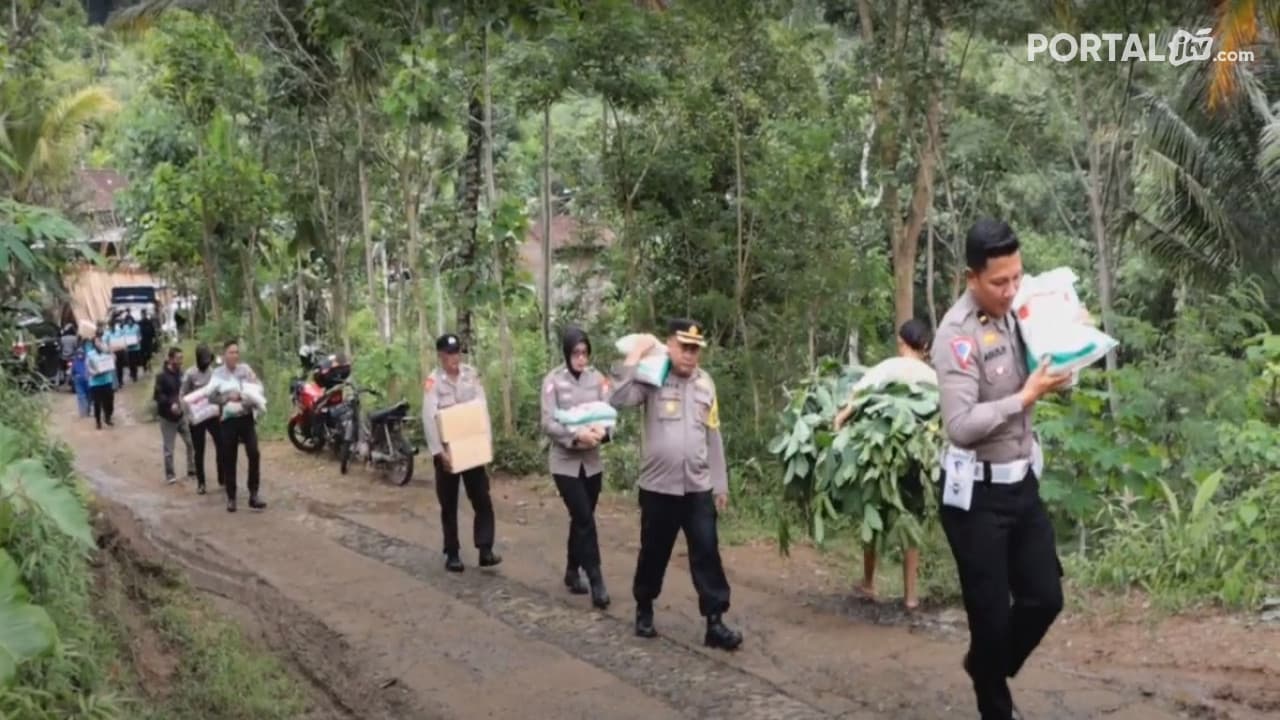 Datangi Lokasi Pengungsian, Polisi Beri Trauma Healing Kepada Kelompok Rentan