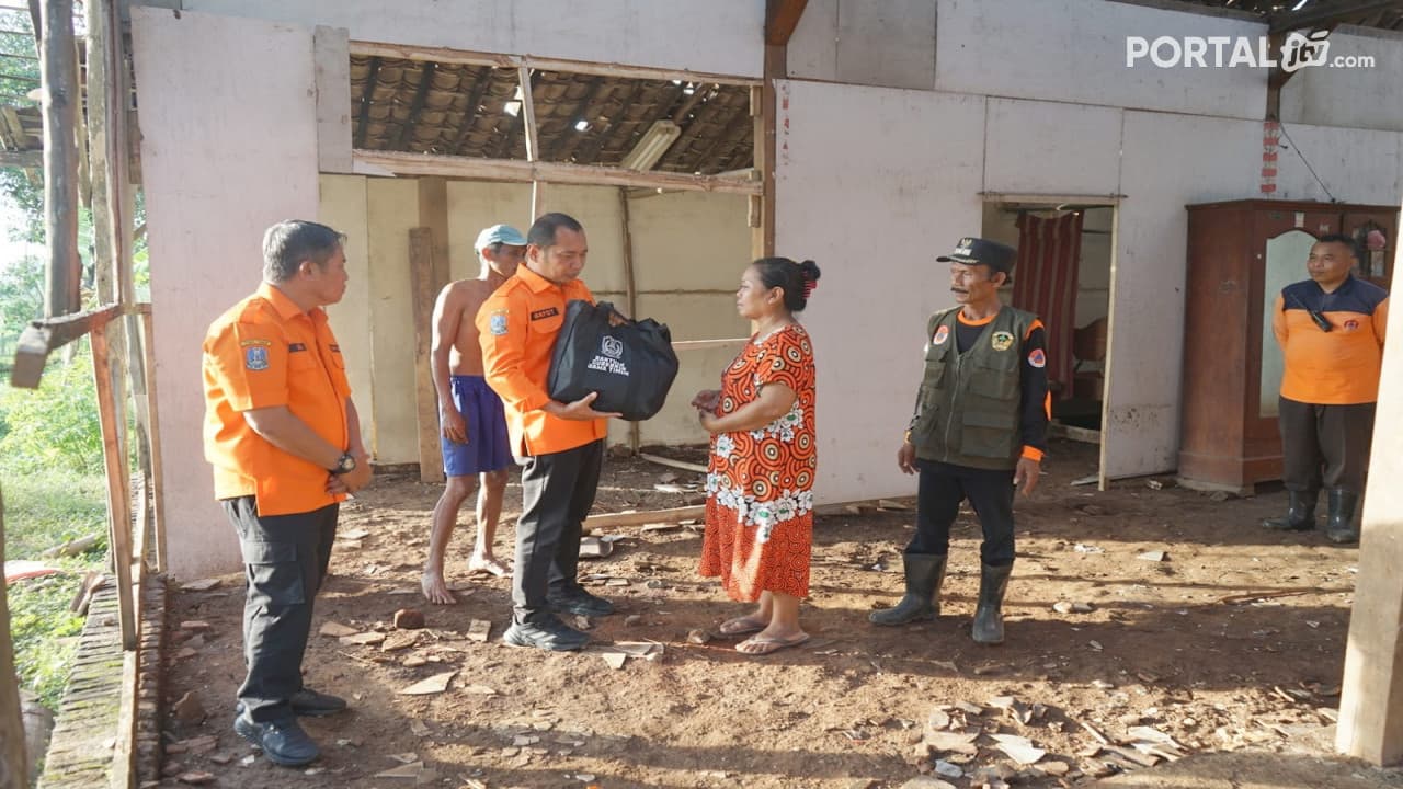 Kalaksa BPBD Jatim Tinjau Lokasi Terdampak Angin Kencang dan Serahkan Sembako