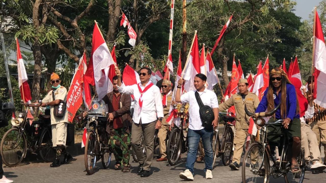 Bagi-Bagi 2.000 Bendera Merah Putih, BUMD Milik Pemprov Jatim Ini Ajak Pengungsi  Semarakkan HUT RI ke-78