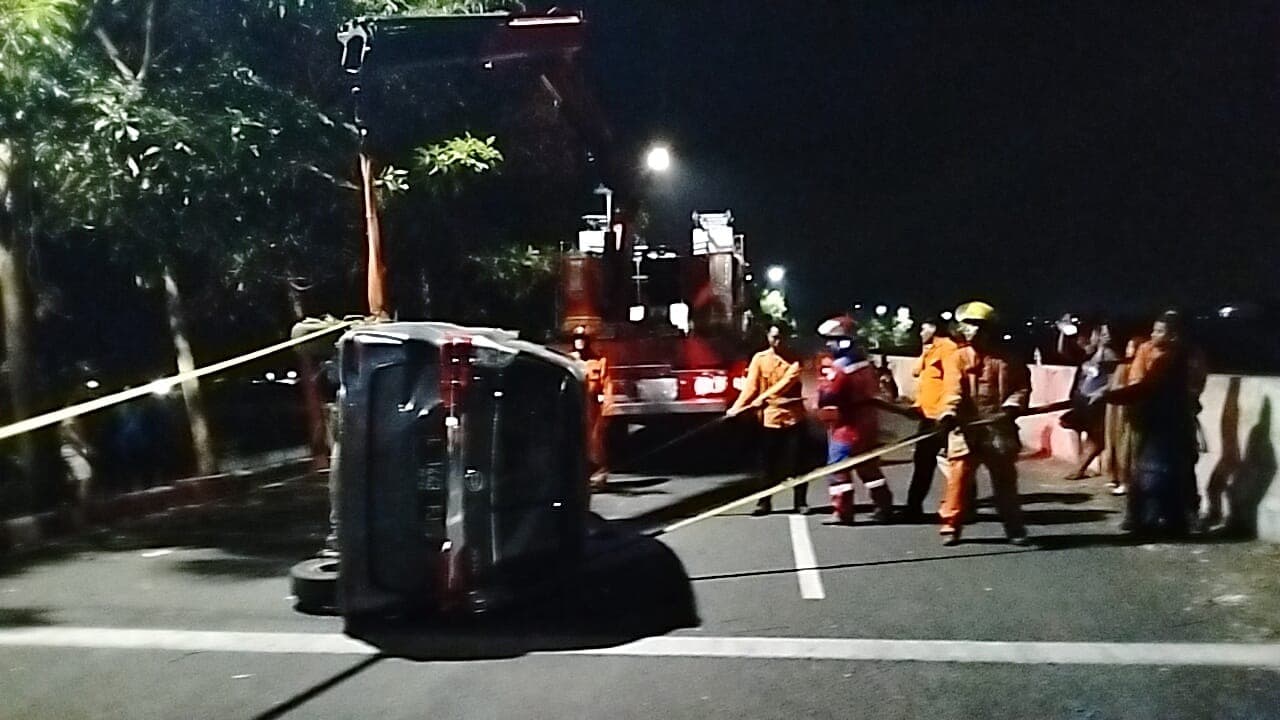 Salah Injak Pedal Gas, Mobil Terperosok ke Selokan Air