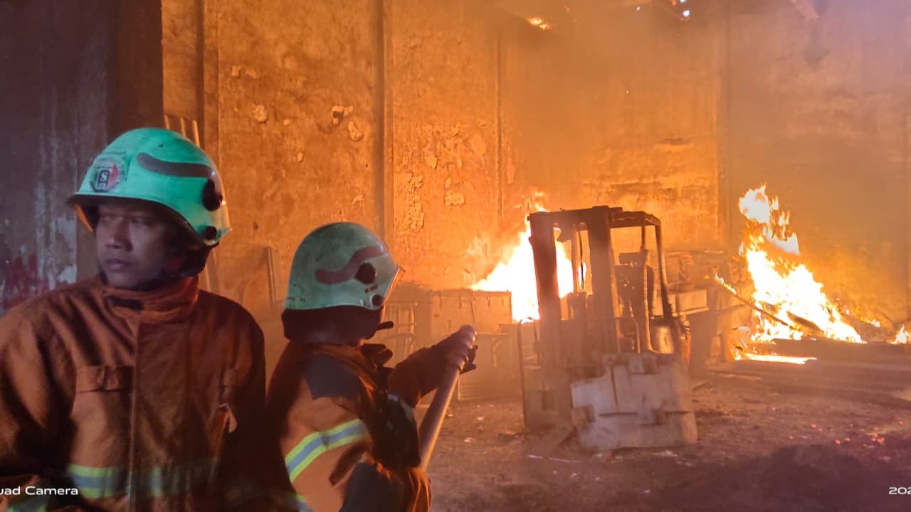 Diduga Akibat Korsleting Listrik, Gudang Rongsokan di Wonosari Terbakar