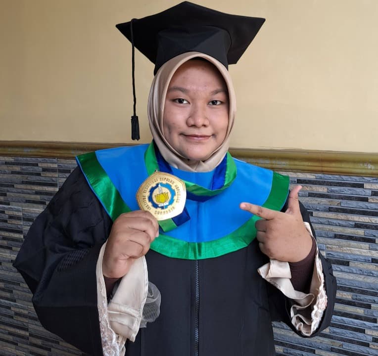 Usia 20 Tahun, Qonita Jadi Wisudawan Termuda di Wisuda ke-128 ITS