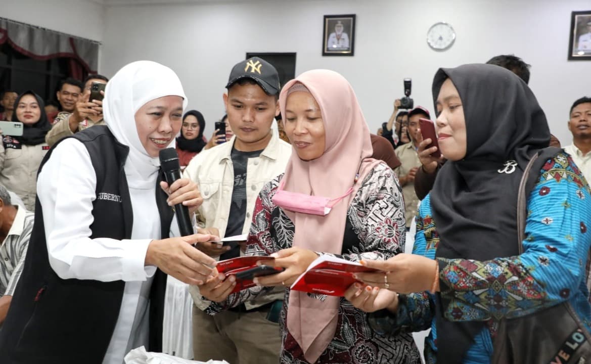 Gubernur Khofifah Salurkan Bansos Kepada 519 Penerima Manfaat di Madiun Raya