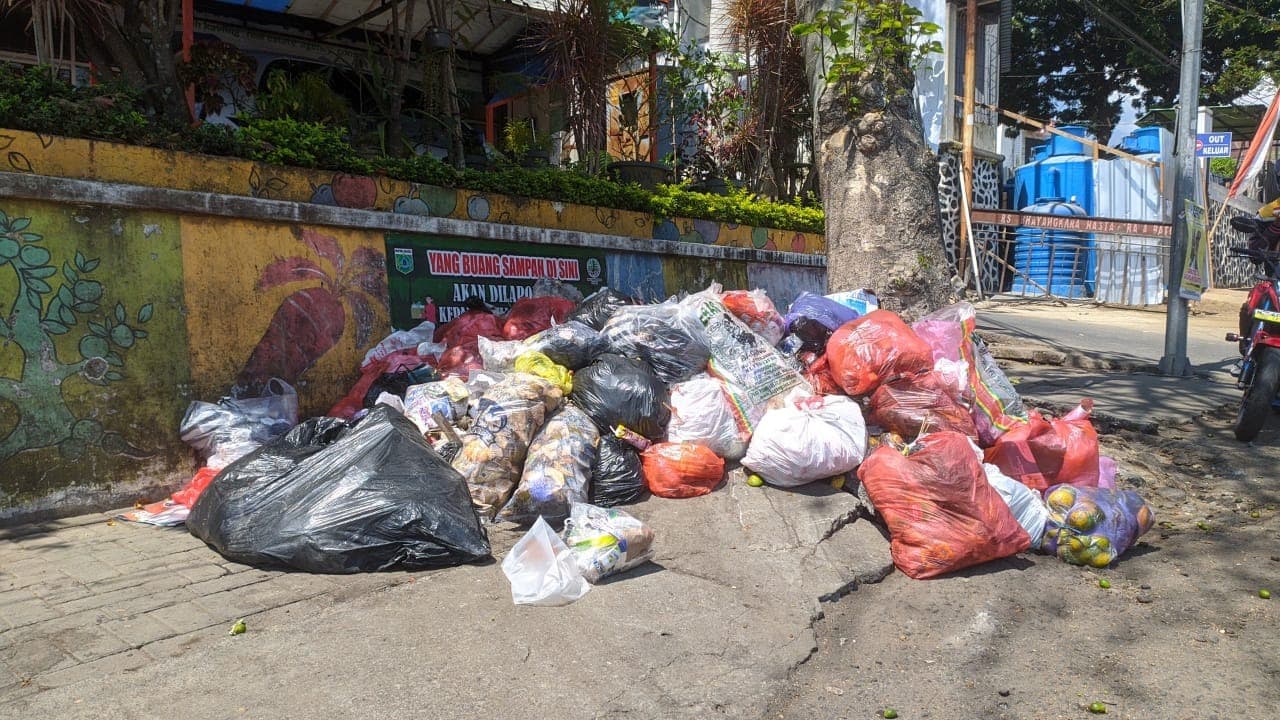 Tumpukan Sampah di Kawasan Alun-alun Kota Wisata Batu Ganggu Wisatawan
