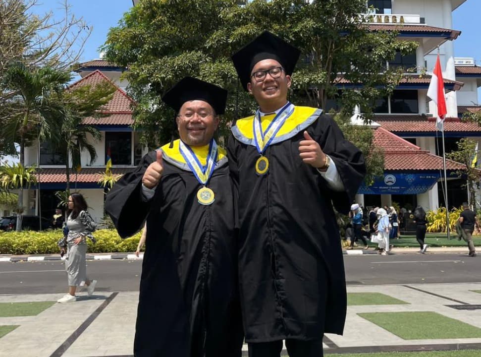 Inspiratif, Ayah dan Anak Wisuda Bareng dari Universitas Airlangga