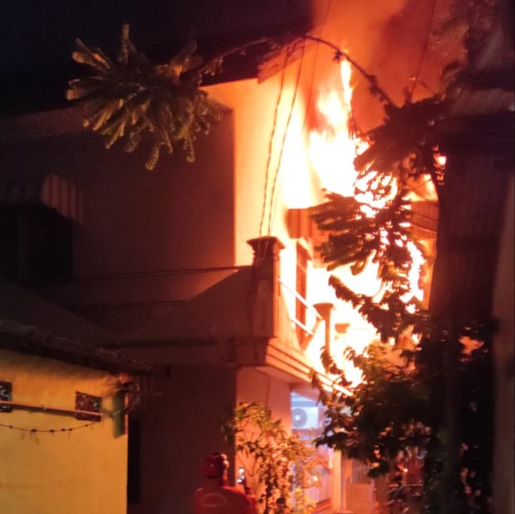 Diduga Korsleting Listrik, Rumah 2 Lantai di Darmo Kali Terbakar