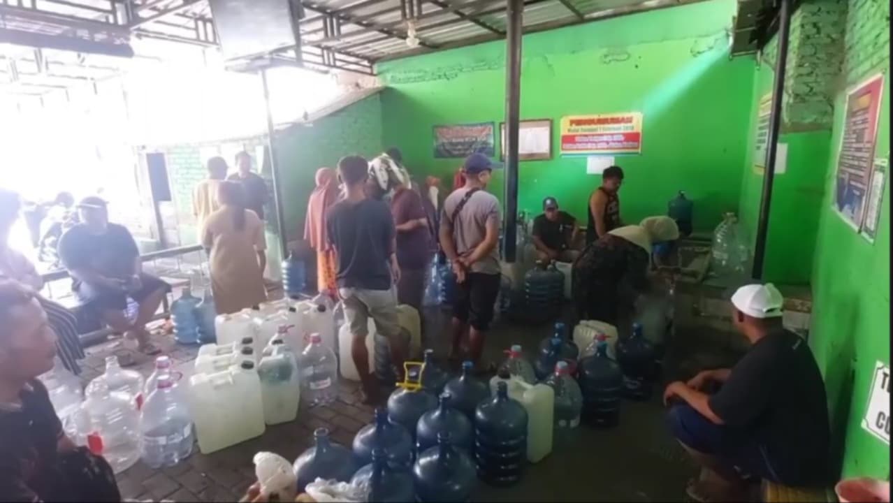 Debit Air Surut, Antrean Air Bersih Sumur Bor Mengular