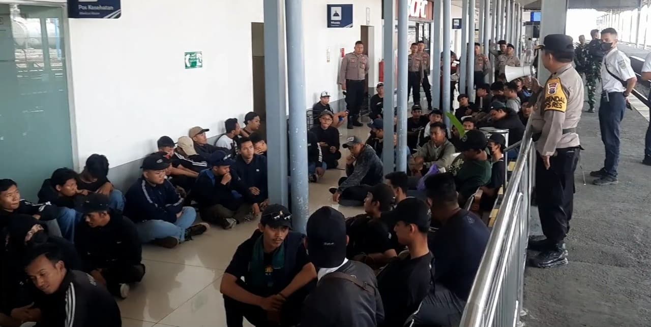Nekad Datang ke Kediri, Ratusan Bonek Dipulangkan ke Surabaya