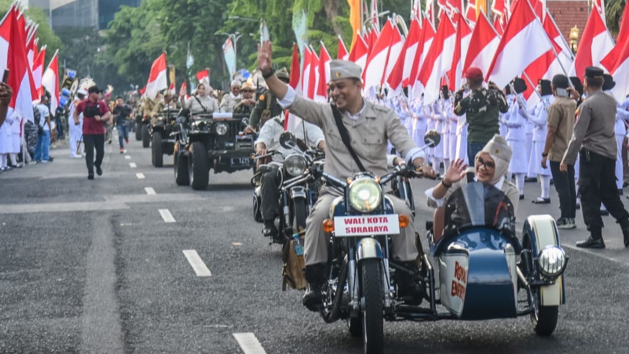 Walikota Eri Pimpin Teatrikal Perang 10 November di Parade Surabaya Juang