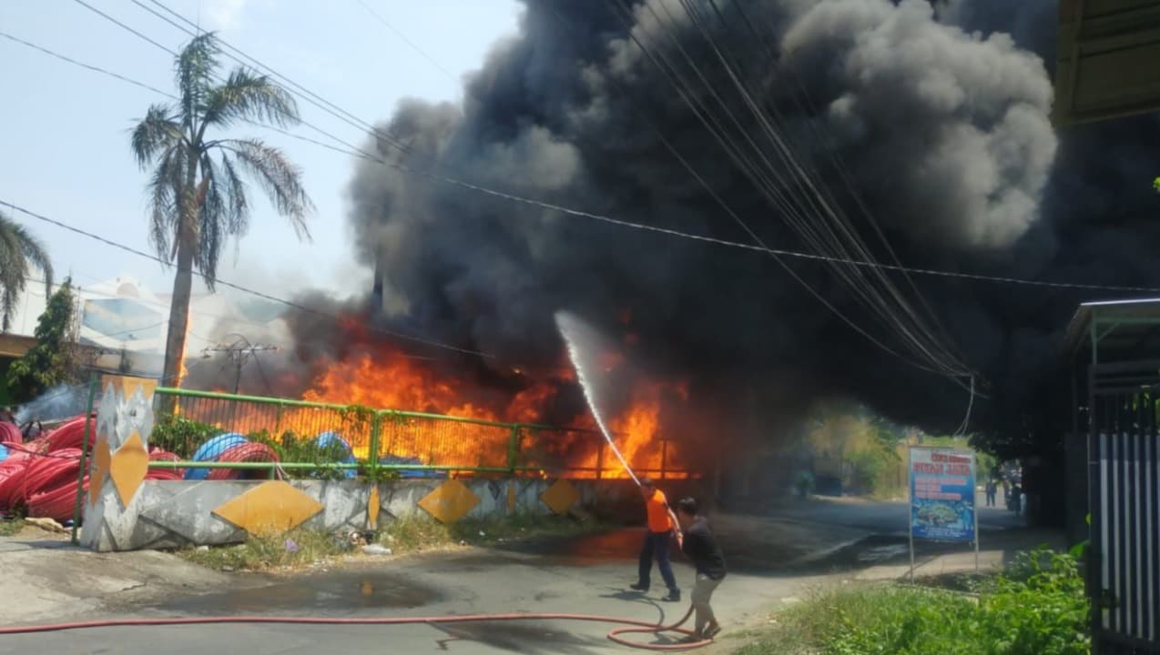 Gudang Kabel Optik di Surabaya Terbakar