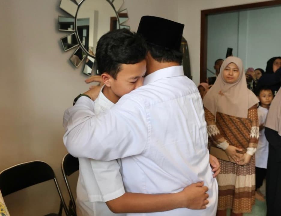 Melayat ke Rumah Korban Pesawat Super Tucano, Prabowo Angkat Putra Pilot Jadi Anak Asuh