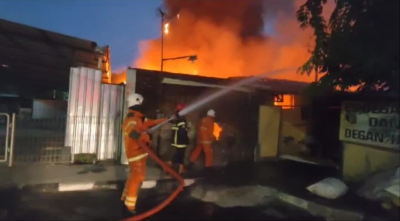 Ganti Tabung LPG, Usaha Catering di Jalan Manyar Ludes Terbakar