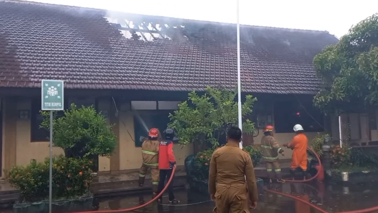 Diduga Korsleting Listrik, Gedung SMPN 3 Probolinggo Terbakar
