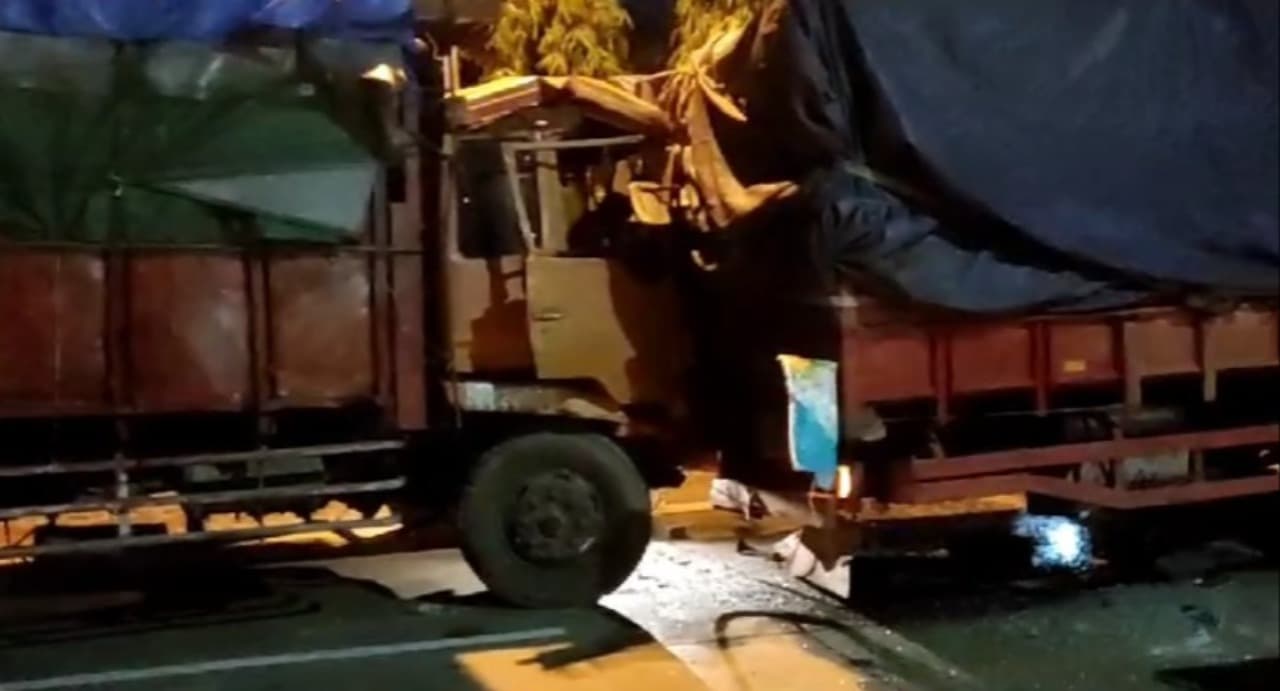 Tabrak Truk Tronton, Sopir Truk Fuso Terjepit