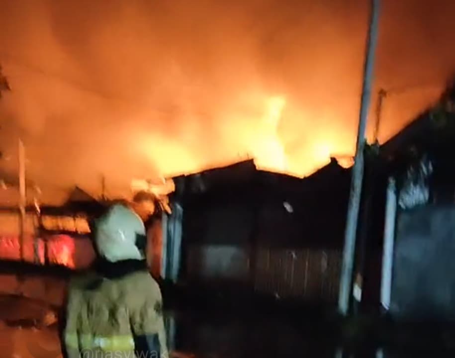Gudang Tiner di Jalan Kalianak Barat Surabaya Terbakar