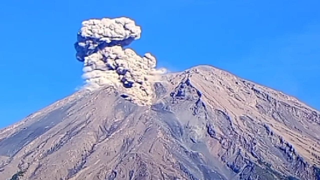Gunung Semeru Luncurkan Awan Panas Sejauh 3 KM