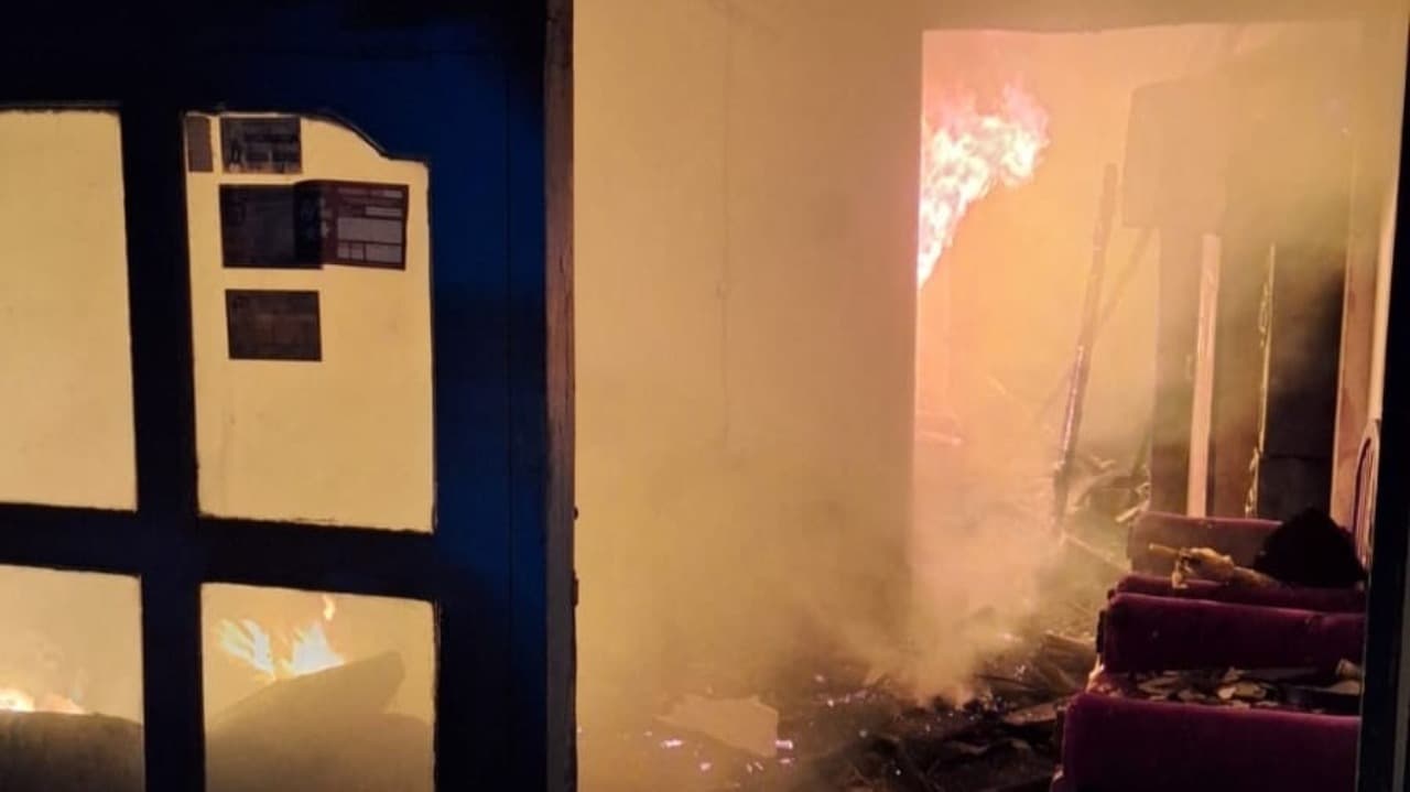 Korsleting Charger HP, Rumah di Jalan Klampis Ngasem Terbakar
