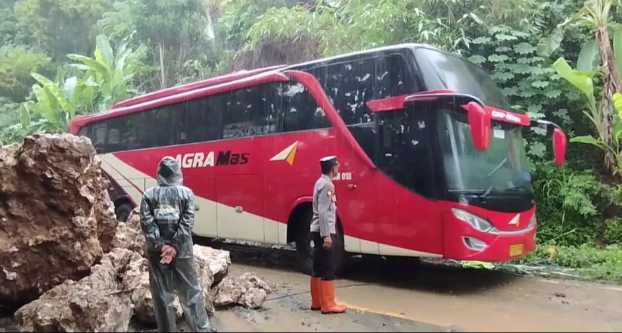 Sempat Tertutup Batu Besar Longsor, Arus Kendaraan di Ruas Jalur Pacitan-Solo Kembali Normal