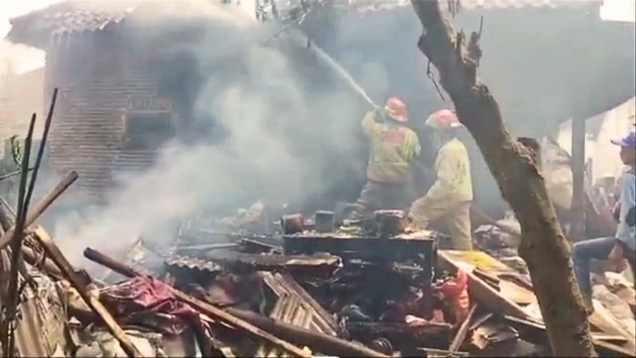 Goreng Mendol Ditinggal Keluar, Rumah Nenek Ludes Terbakar