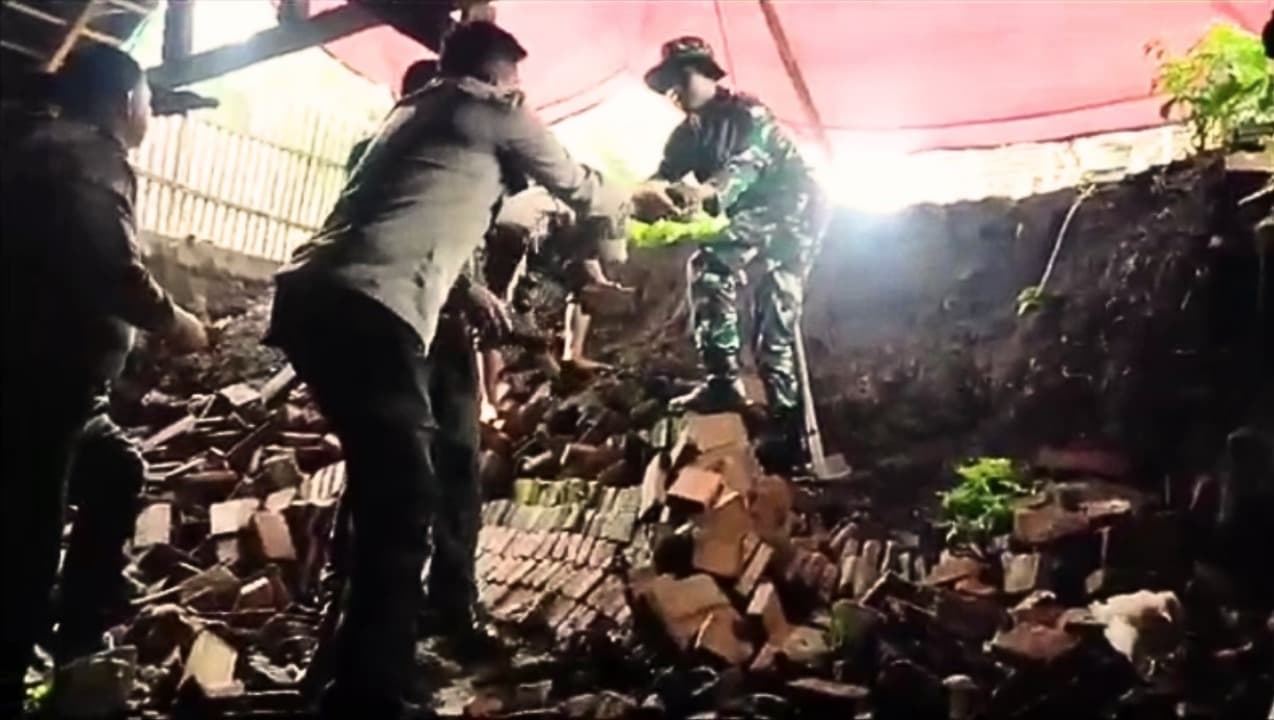 Pasca Tewasnya Penghuni Rumah Warga Malang, Tim Gabungan Bersihkan Sisa Longsoran