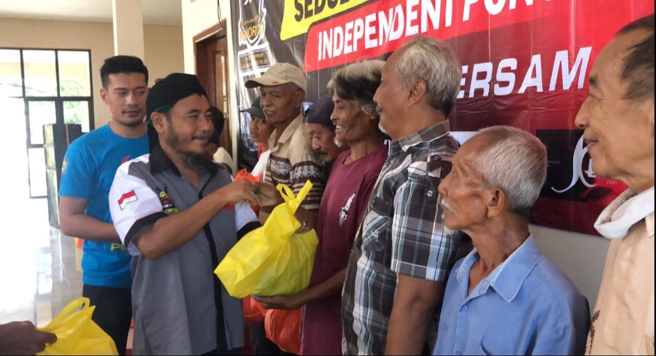 Aksi Sosial Komunitas Mobil Kijang Bagi Sembako di Ponorogo