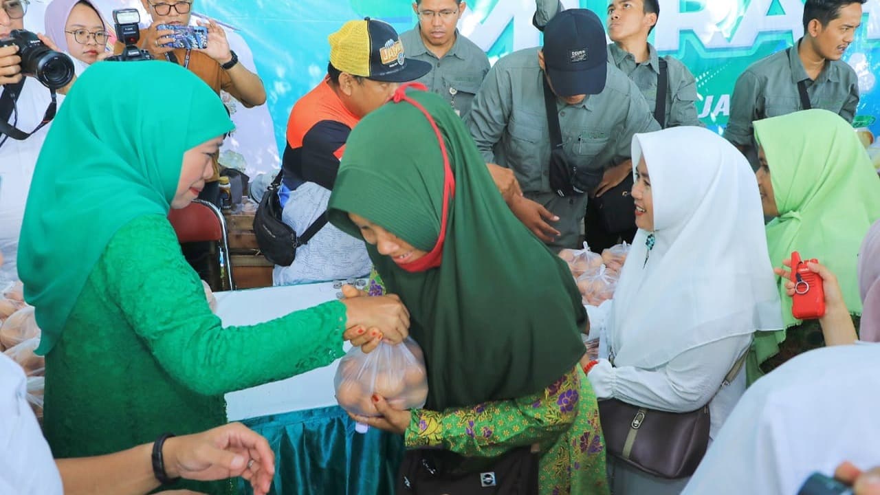 Cegah Stunting, Gubernur Khofifah Bagikan Telur untuk Balita di Jember