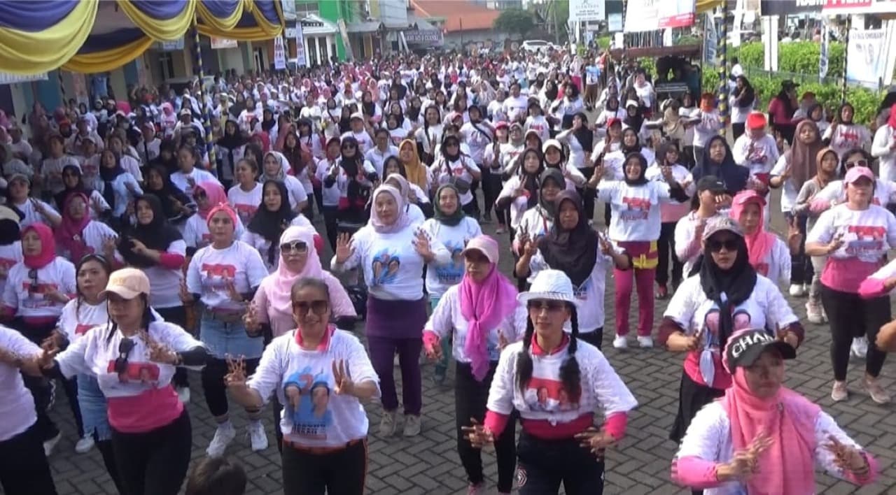 Jaring Suara Emak-emak, Relawan Bocahe Gibran Gelar Senam Gemoy di Krian