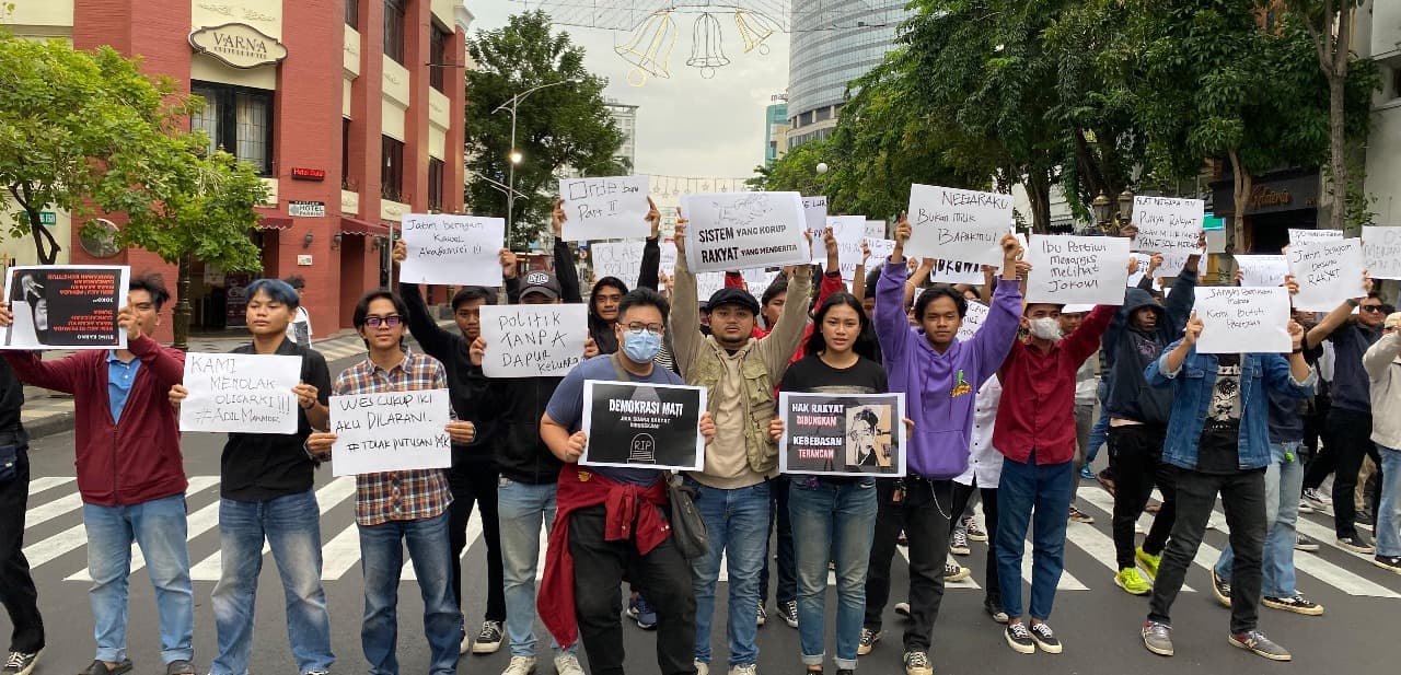 Kritik Sikap Jokowi, Pemuda Surabaya Gelar Aksi di Jalan Tunjungan