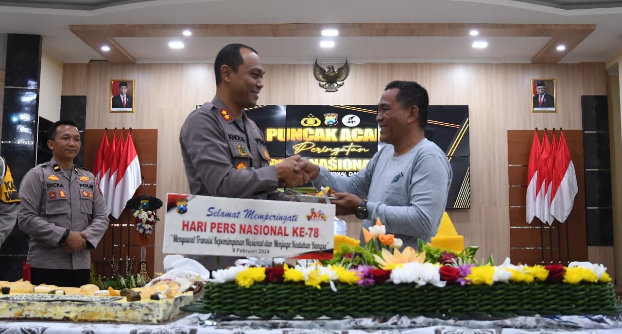 Puncak HPN 2024, Jurnalis Polres Malang Beri Cinderamata Kepada Kapolres