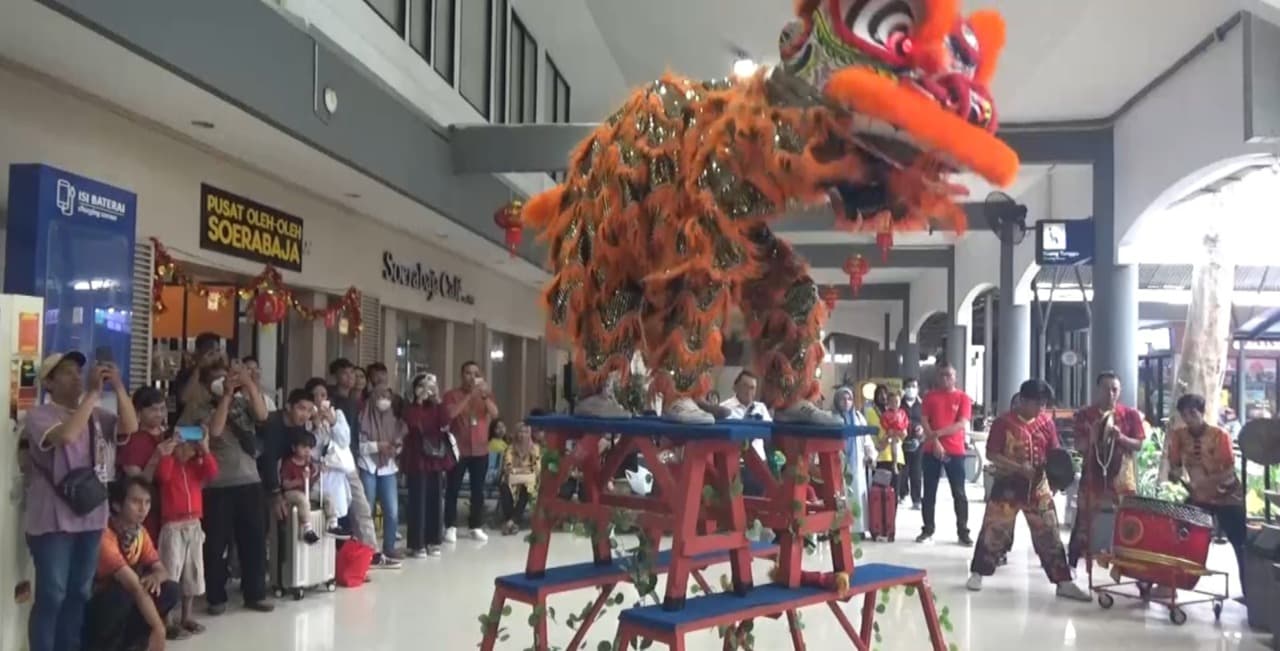 Rayakan Imlek. Daop 8 Surabaya Hadirkan Barongsai Hibur Penumpang KA