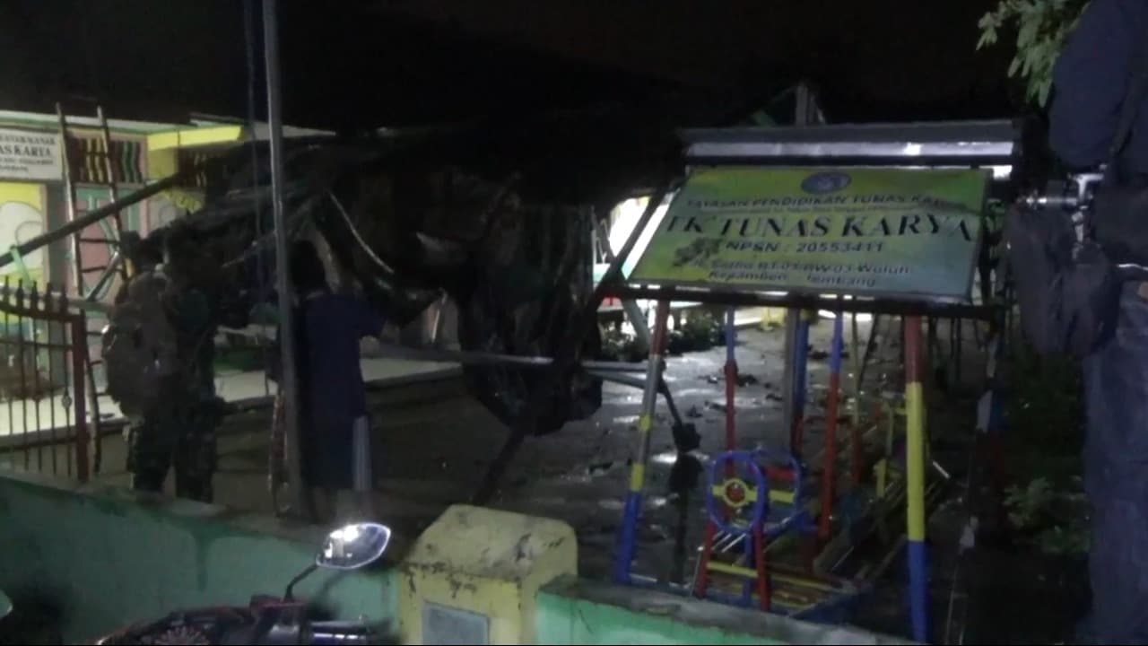 Diterjang Angin Puting Beliung, TPS di Jombang Ambruk
