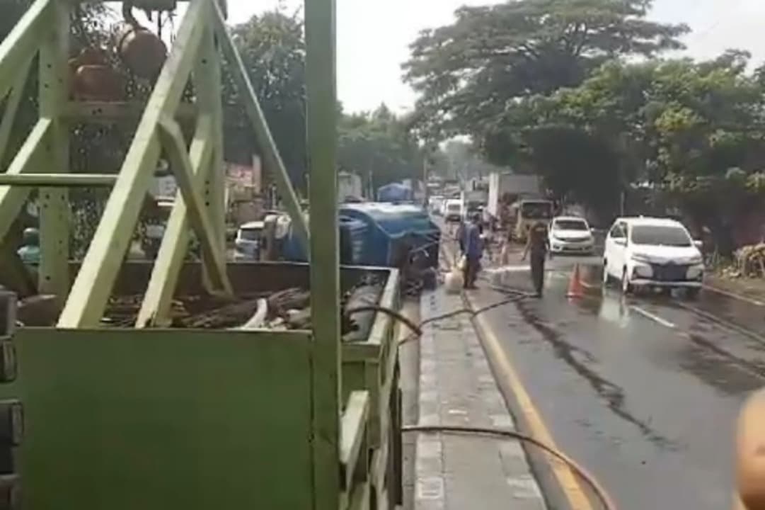 Tabrak Median Jalan, Truk Tangki Muat Solar Terguling di Pasuruan
