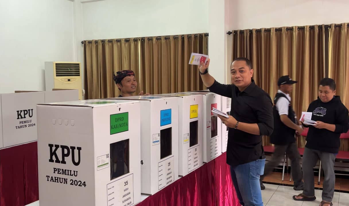 Berpakaian Serba Hitam, Eri Cahyadi dan Keluarga Nyoblos di TPS 35