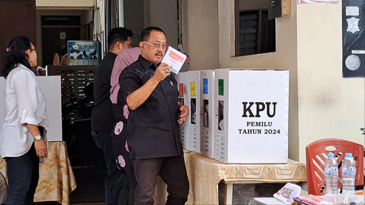 Simbol Matinya Demokrasi, Armuji Nyoblos Pakai Baju Hitam