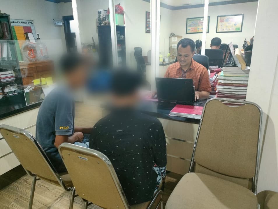 Santri Pondok Pesantren di Malang Disetrika Senior
