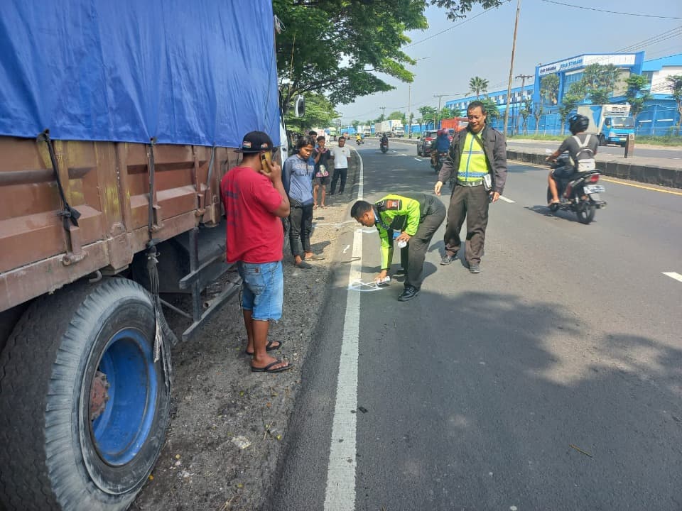 Ganti Ban Cadangan, Pemuda 22 Tahun Terlindas Trailer Hingga Tewas